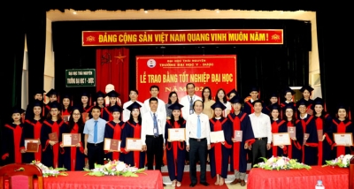 Trao bằng tốt nghiệp cho các tân bác sĩ, dược sĩ